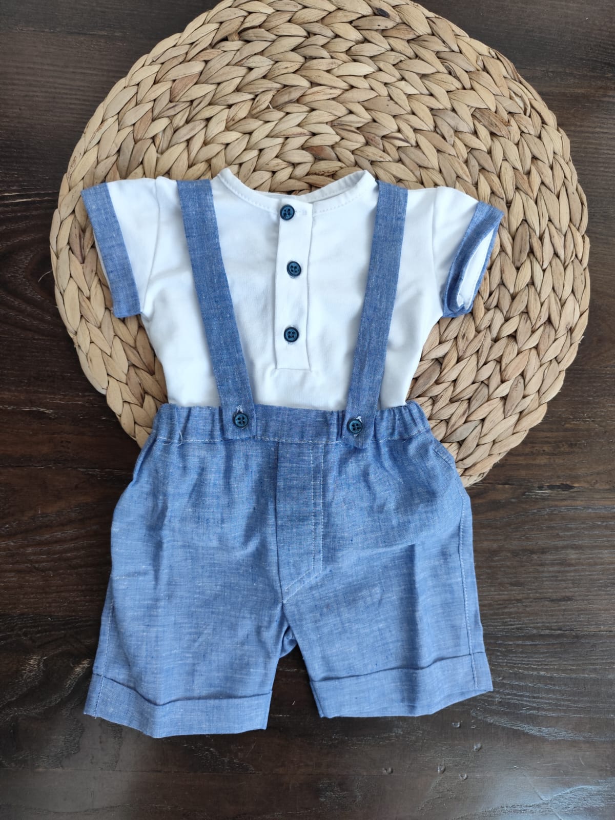 completino neonato con salopette in lino