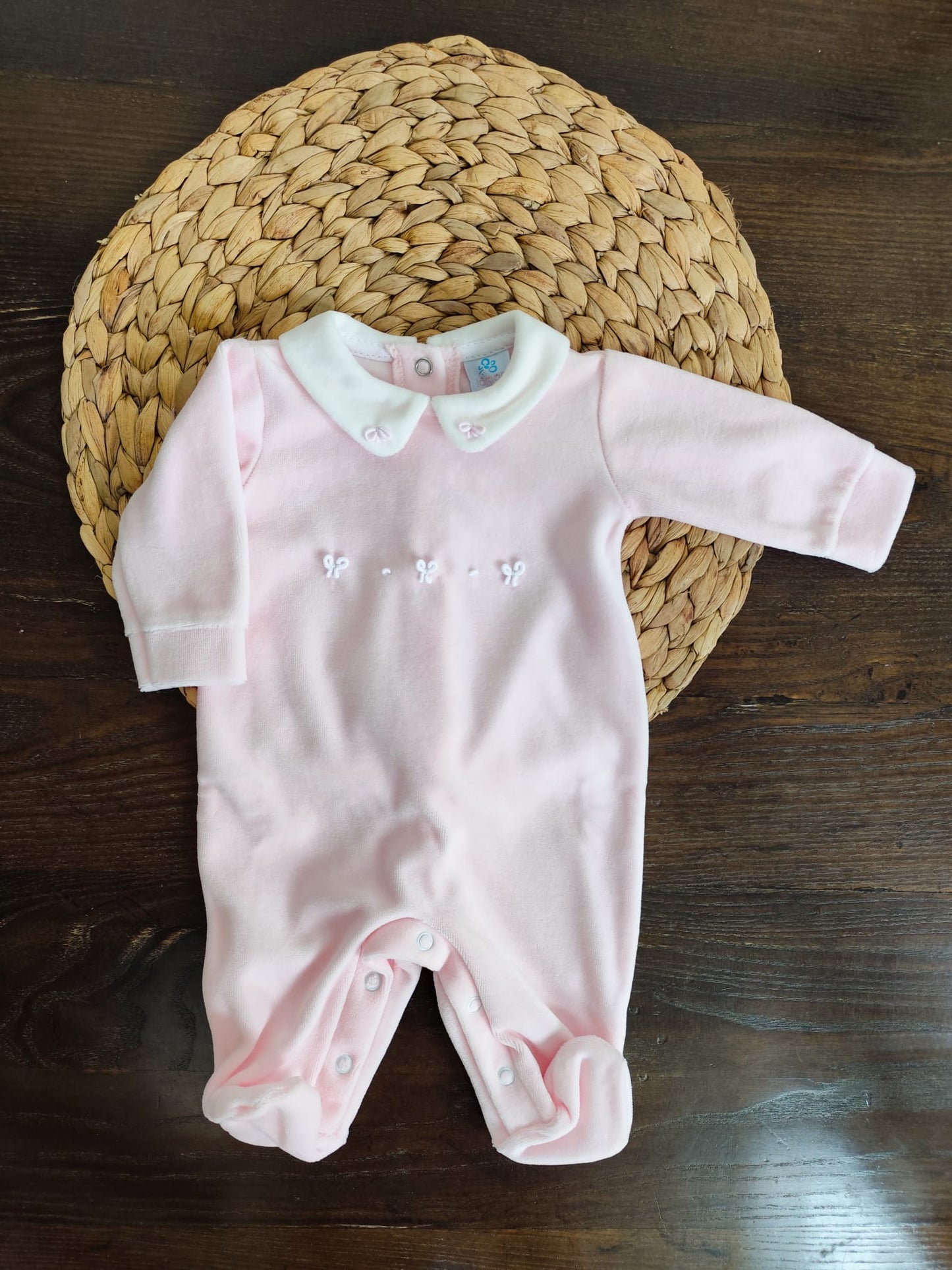 tutina in ciniglia rosa con fiocchi bianchi