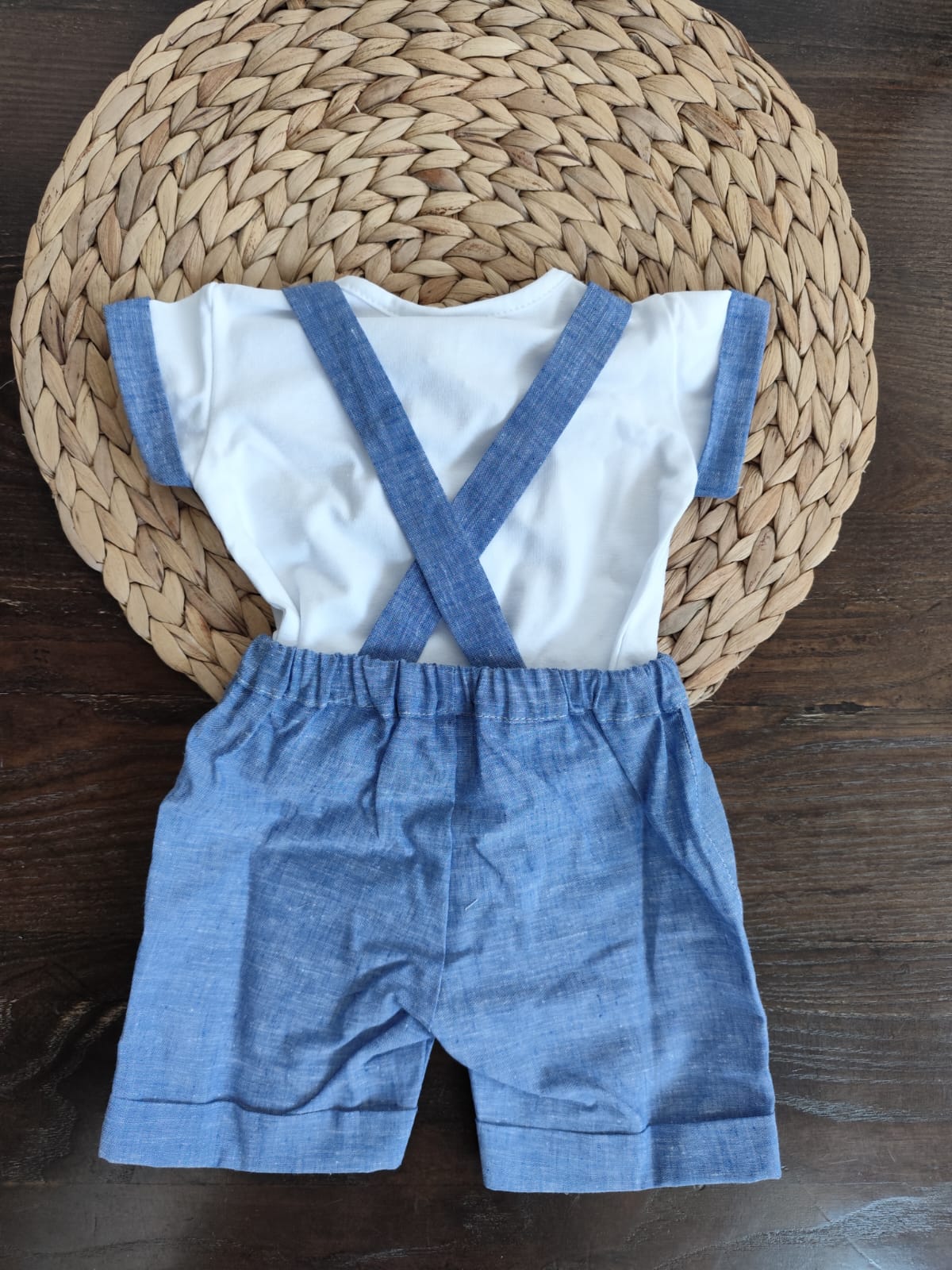 completino neonato con salopette in lino