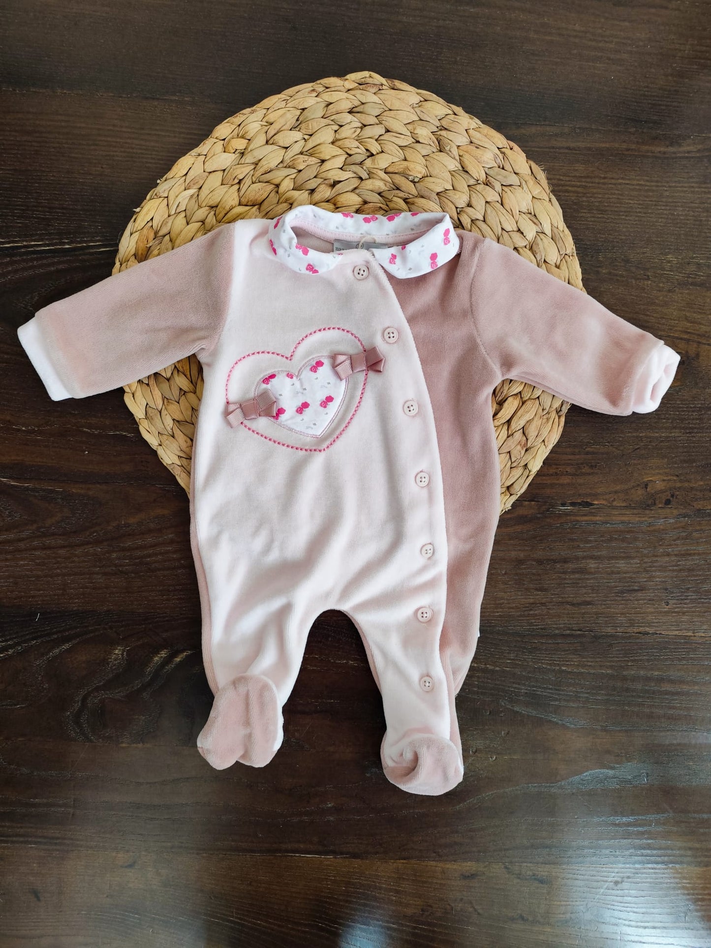 tutina in ciniglia rosa con fiocco rosa antico